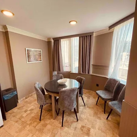 Modern , Two Bedroom And Livingroom On Main Street