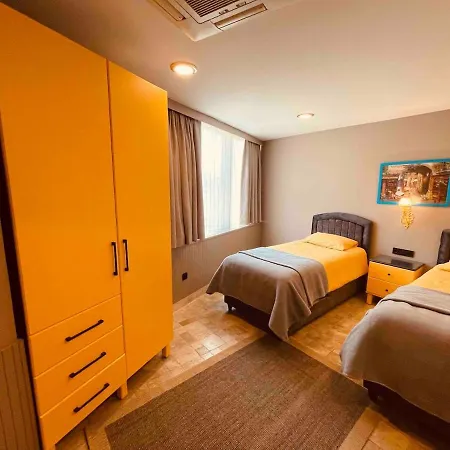 Modern , Two Bedroom And Livingroom On Main Street Appartamento *