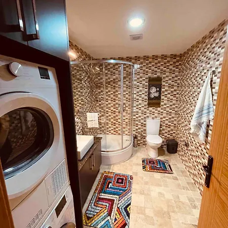 Modern , Two Bedroom And Livingroom On Main Street Appartamento